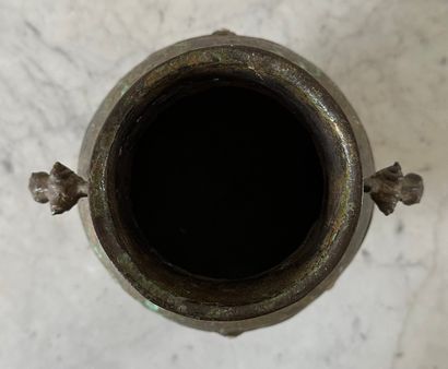 null CHINE-VIETNAM, XIVe-XVe siècle
Vase archaïsant de forme Hu en bronze, la panse...