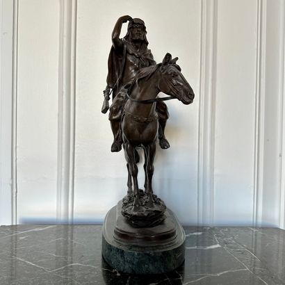 null F. PAILLET (XX), d'après 
Le cavalier arabe 
Bronze patiné, socle en marbre...