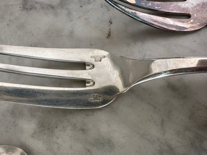null CHRISTOFLE 
Ménagère en métal argenté comprenant : 
- 6 couteaux de table 
-...