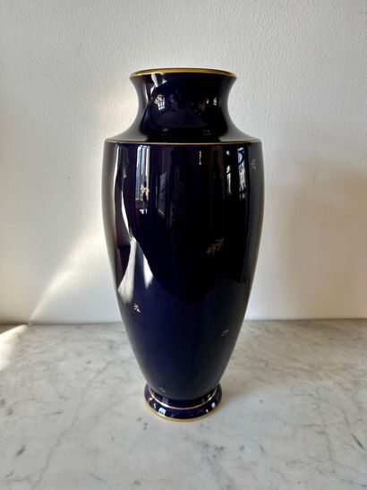 null SEVRES
Vase balustre en porcelaine bleu de four à filets or (très bon état)
H...