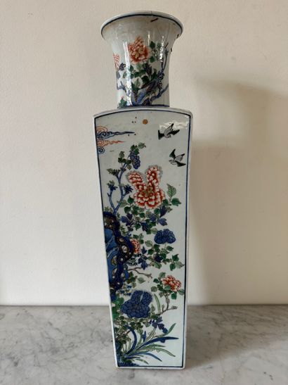 null CHINE, XVIIIe siècle
Grand vase en porcelaine, à panse quadrangulaire et col...