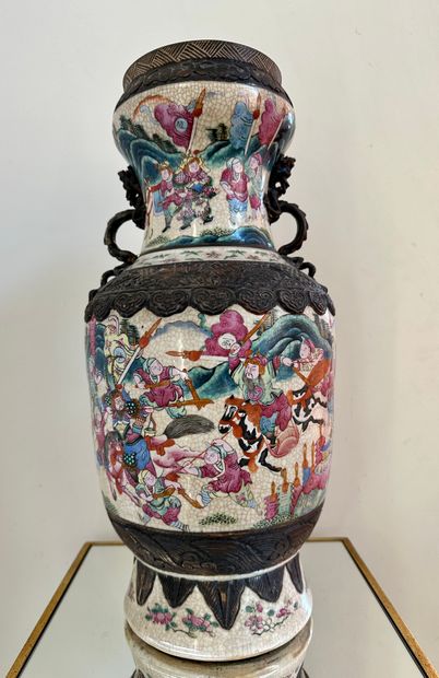CHINE 
Vase balustre en porcelaine de Nankin...