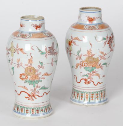 CHINE, XIXe siècle
Paire de petits vases...