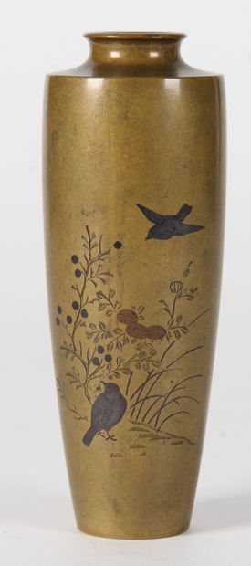 JAPON, début du XXe siècle
Vase à panse effilée...