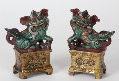CHINE, XVIIe siècle
Couple de chiens de Fô...