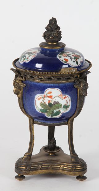 CHINE, XVIIIe siècle
Coupe couverte en porcelaine,...