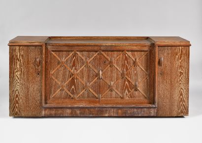 WORK OF THE 1940S
Low sideboard in oak and...