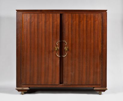 null WORK OF THE 1940S
High cabinet with two large leaves in rosewood veneer separated...