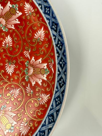null JAPON
Plat en porcelaine d'Imari à décor tapissant de rinceaux de lotus sur...