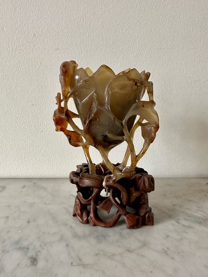 null CHINE
Vase en agate beige veiné de rouille et brun, sculpté en forme d’une fleur...