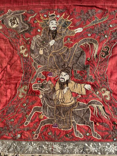 null CHINE 
Grande tenture en soie à bordure frangée.
XIXe siècle
env. 400 x 80 ...