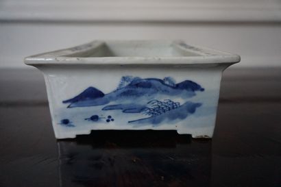 null CHINE 
Jardinière en porcelaine bleu et blanc à décor de paysages lacustres...