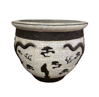 null CHINE 
Cache-pot en porcelaine de Nankin à décor craquelé de deux dragons affrontés...