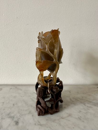 null CHINE
Vase en agate beige veiné de rouille et brun, sculpté en forme d’une fleur...