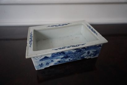 CHINE 
Jardinière en porcelaine bleu et blanc...