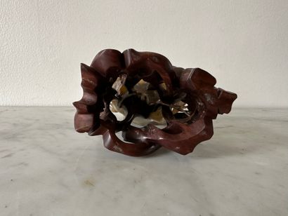 null CHINE
Vase en agate beige veiné de rouille et brun, sculpté en forme d’une fleur...