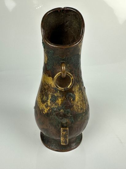 null CHINA
Archaic Hu-shaped jug evoking a gourd, made of bronze with a beautiful...