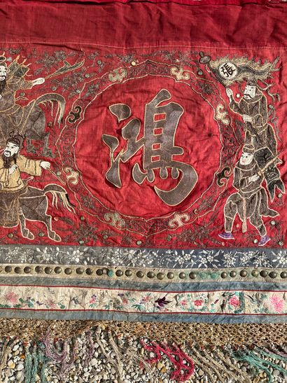 null CHINE 
Grande tenture en soie à bordure frangée.
XIXe siècle
env. 400 x 80 ...