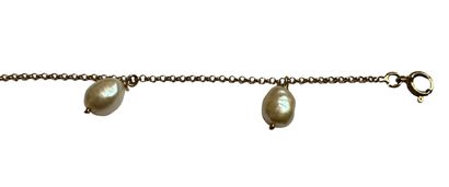 null ENSEMBLE en or jaune et perles d'eau douce comprenant :
- un bracelet
- une...