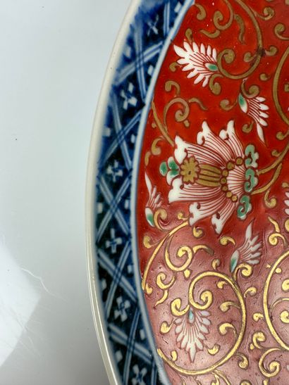 null JAPON
Plat en porcelaine d'Imari à décor tapissant de rinceaux de lotus sur...