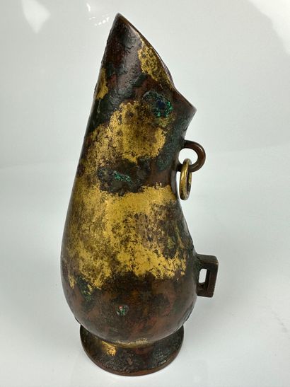 null CHINA
Archaic Hu-shaped jug evoking a gourd, made of bronze with a beautiful...