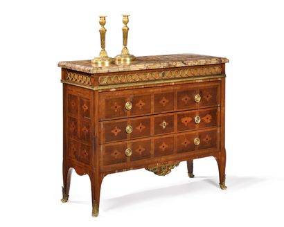 null CHEST OF DRAWERS IN MARQUETRY OF QUARTEFEUILLE, 
opening to three drawers, the...
