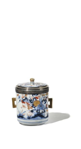 JAPAN
Small covered pot in Imari porcelain...