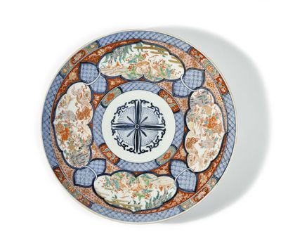 null GRAND PLAT 
en porcelaine d’Imari, à décor émaillé bleu, corail, vert et or,...