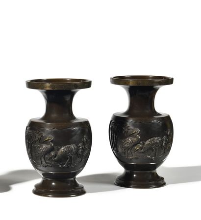 CHINA.
Pair of vases with wide body in burnished...