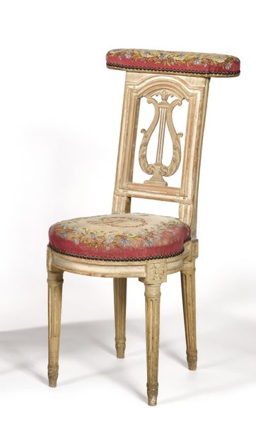 BRIDGE CHAIR
carved wood molded white relacquered
Cross-stitch...
