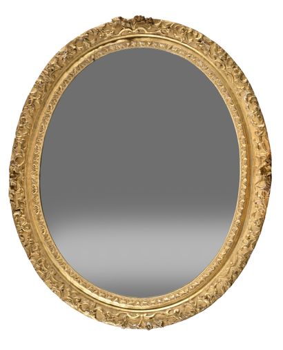 null IMPORTANT MIRROR OF OVAL SECTION
in a carved, stuccoed and gilded wood frame.
Work...
