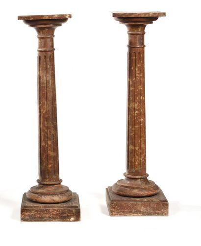 PAIR OF COLUMNS
in carved wood with an imitation...