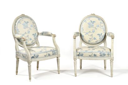 PAIR OF MEDAILLON ARMCHAIRS IN CARVED WOOD...