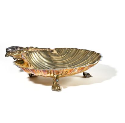 null Silver-plated metal shell CUP. 
Resting on three dolphin-shaped feet. 
Dimensions:...