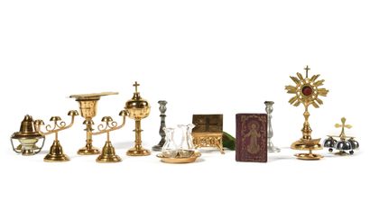 null LOT OF Gilded metal children's liturgical objects including :
- monstrance
-...
