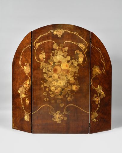 null 1950S WORK
Three-leaf curved screen with a central painted and gilded motif...