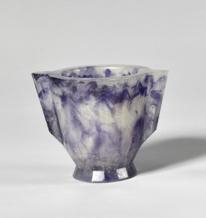 null GABRIEL ARGY-ROUSSEAU (1885-1953)
Modèle « 35-08 »
Rare vase en pâte de verre...