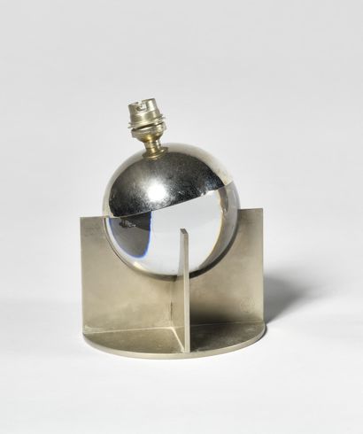 null BORIS LACROIX (1902-1984)
Lampe boule de verre orientable à calotte chromée...