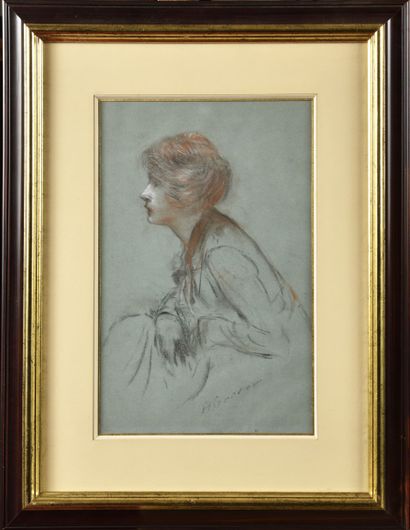 null Henri GERVEX (1852-1929)
Portrait de femme
Dessin aux trois crayons
Signé en...