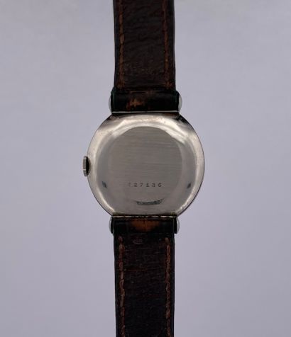 null JAEGER-LECOULTRE 

De Ville. 

N° : 527136.

Circa: 1940.

Steel wristwatch....