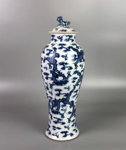 CHINE 
Vase couvert de forme balustre en...