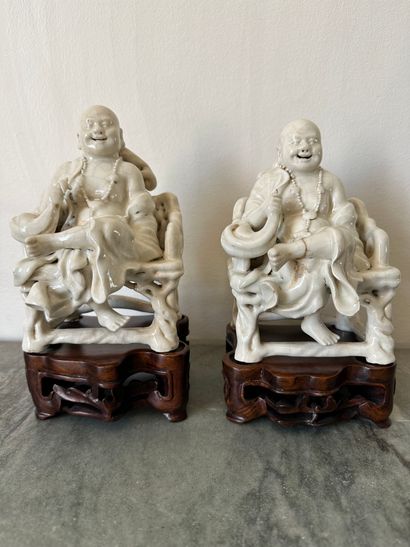 CHINE
Paire de groupes Bouddha en porcelaine...