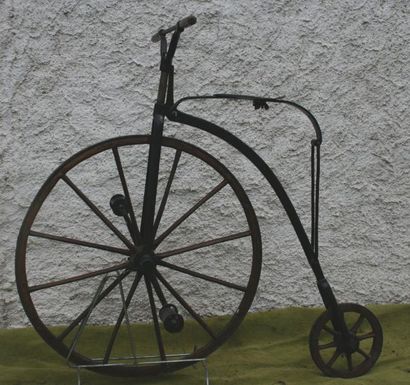 null "C1875 VÉLOCIPÉDE Superbe et rare exemplaire de vélocipède en bois et fer forgé...