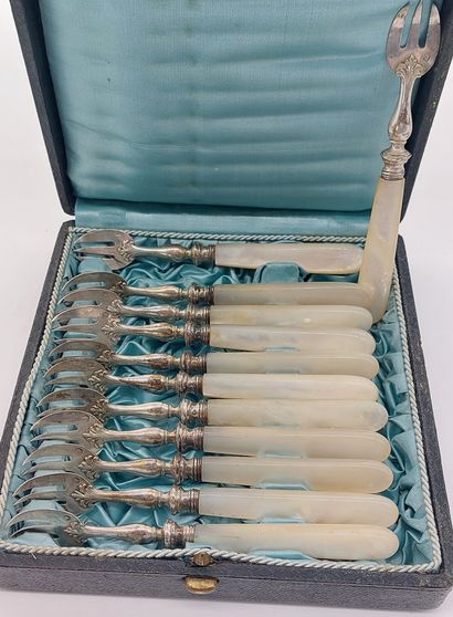 null TWELVE silver EGG FORKS with mother-of-pearl handles

Total weight : 300 g