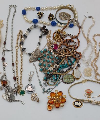 LOT OF JEWELRY FANTAISIES including necklaces,...