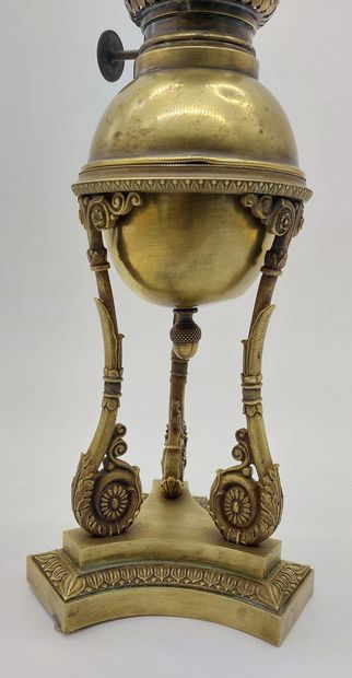 null PETITE LAMPE A PETROLE en bronze

Base vers 1830

H totale : 40,5 cm