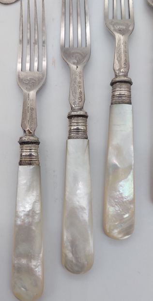 null DESSERT SET in metal, handles in mother-of-pearl including :

- 6 forks

- 6...