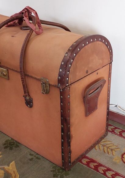 null SMALL CLOTHES in fabric and leather with handles, brass hinges

H : 54 cm W...