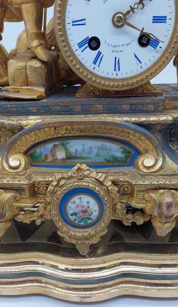 null Gilded and chiseled regule and porcelain plate clock, with character decoration,...