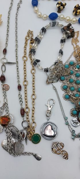 null LOT OF JEWELRY FANTAISIES including necklaces, brooches